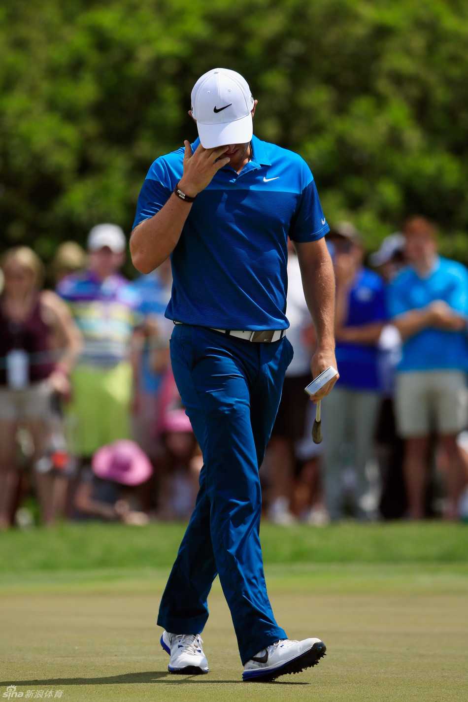 斯滕森与球童跪在果岭边，如同两位战略家，在全神贯注地研读地形，规划下一杆的路线