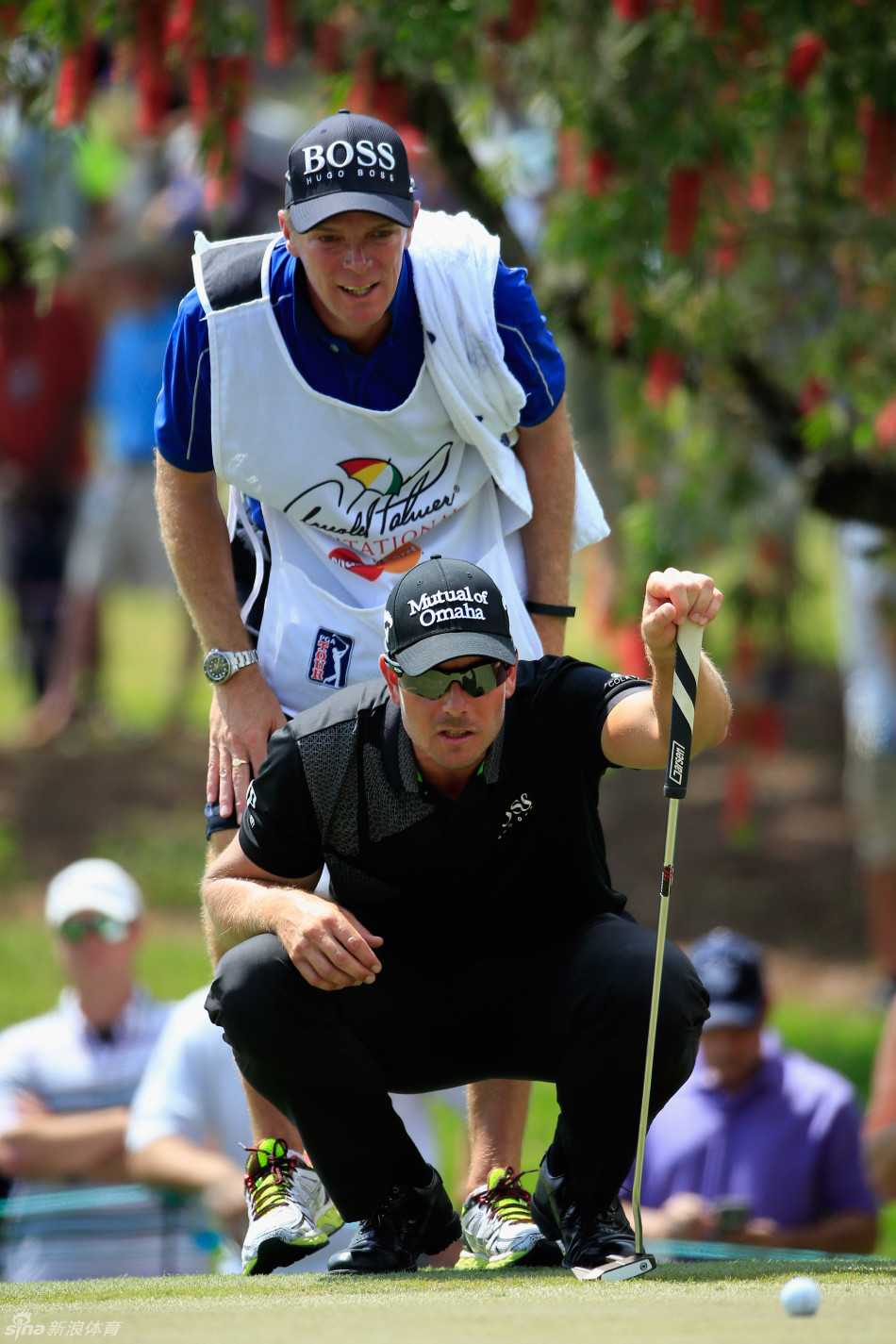 麦克罗伊站在果岭上，望着推杆路线，脸上写满了对刚刚错失关键一推的懊恼与不甘