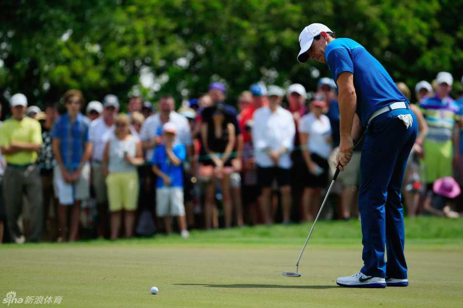 基根·布拉德利弯下腰，从极低的角度审视果岭，不放过任何可能影响小白球滚动的细微起伏