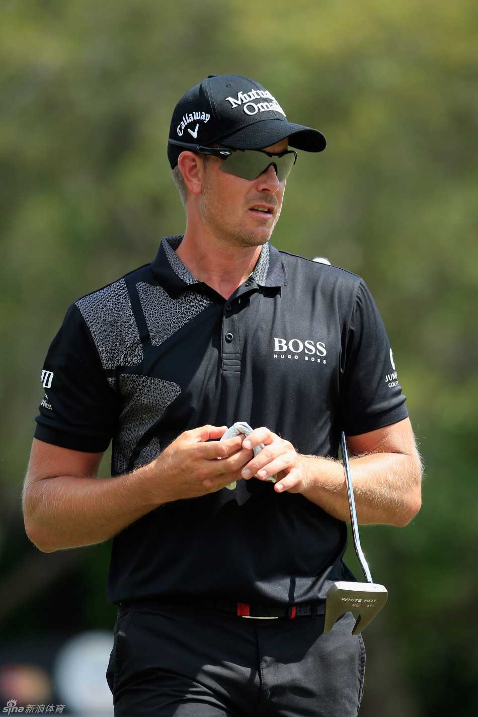 泰国选手阿菲邦拉特在球道上沉稳观察，准备下一杆进攻果岭，展现出力量型球员的冷静一面