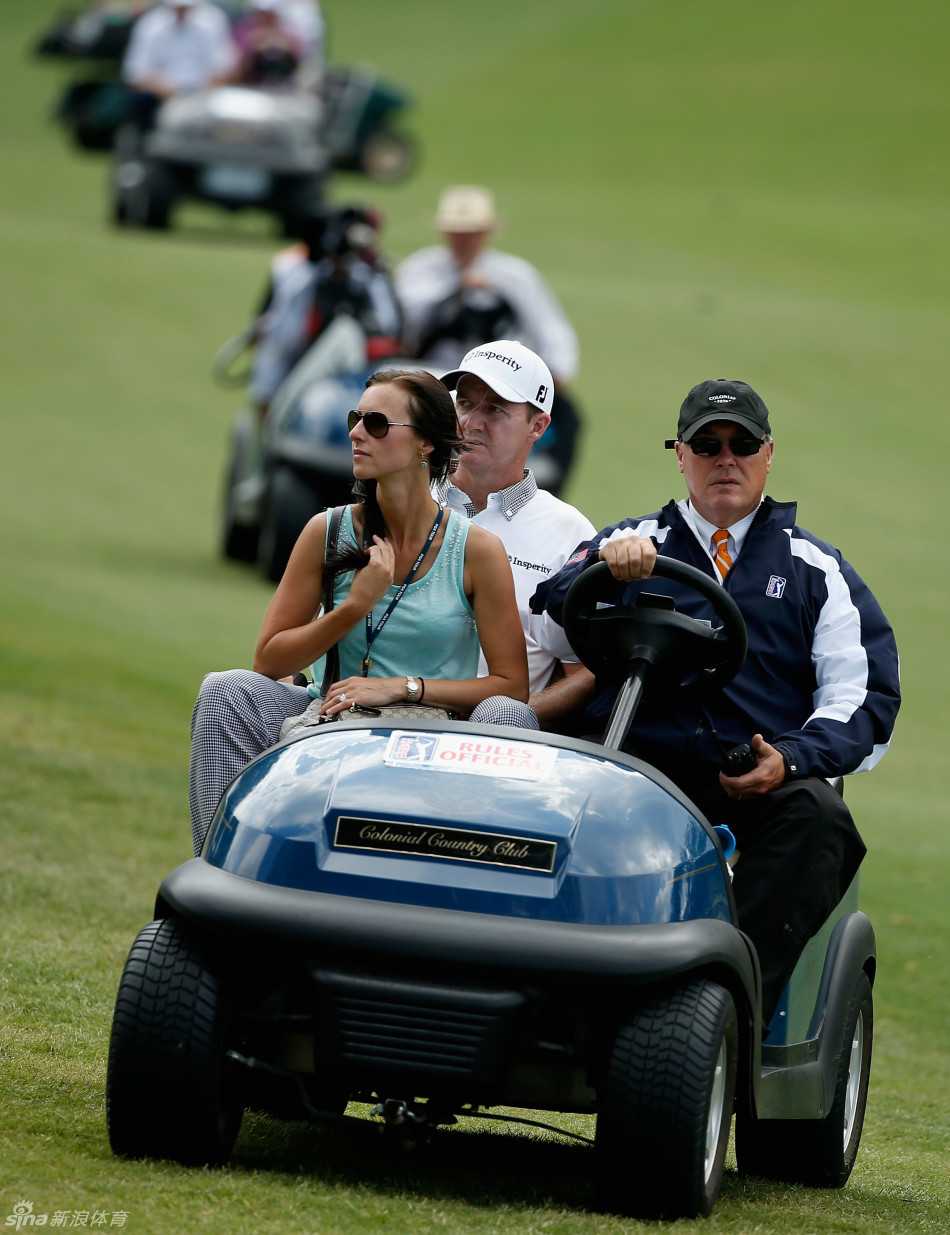沃克尔夫妇与孩子们在粼粼波光中尽情嬉戏，溅起的水花映照出一家人无拘无束的欢快笑容