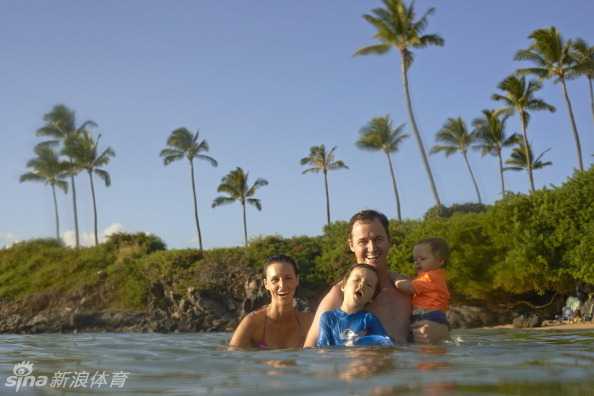 沃克尔太太侧身优雅而坐，目光温柔而坚定，展现出作为冠军伴侣与家庭核心的独特魅力与风采