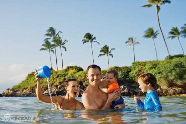 杰米-沃克尔一家人在温馨的居家环境中亲密相拥，每一张脸庞都洋溢着满足与安宁的幸福光芒