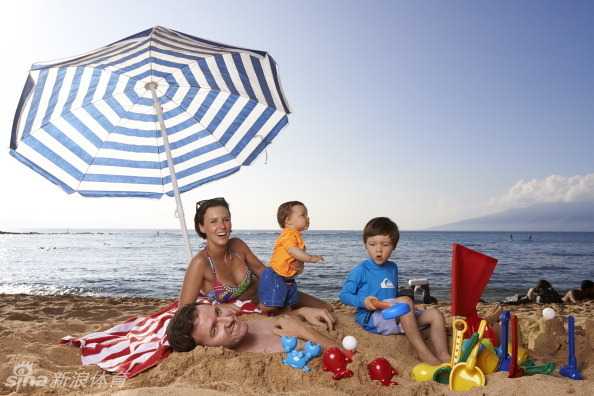 艾润在果岭旁轻轻亲吻丈夫的脸颊，那一刻，所有的奋斗与等待都化为了甜蜜的犒赏