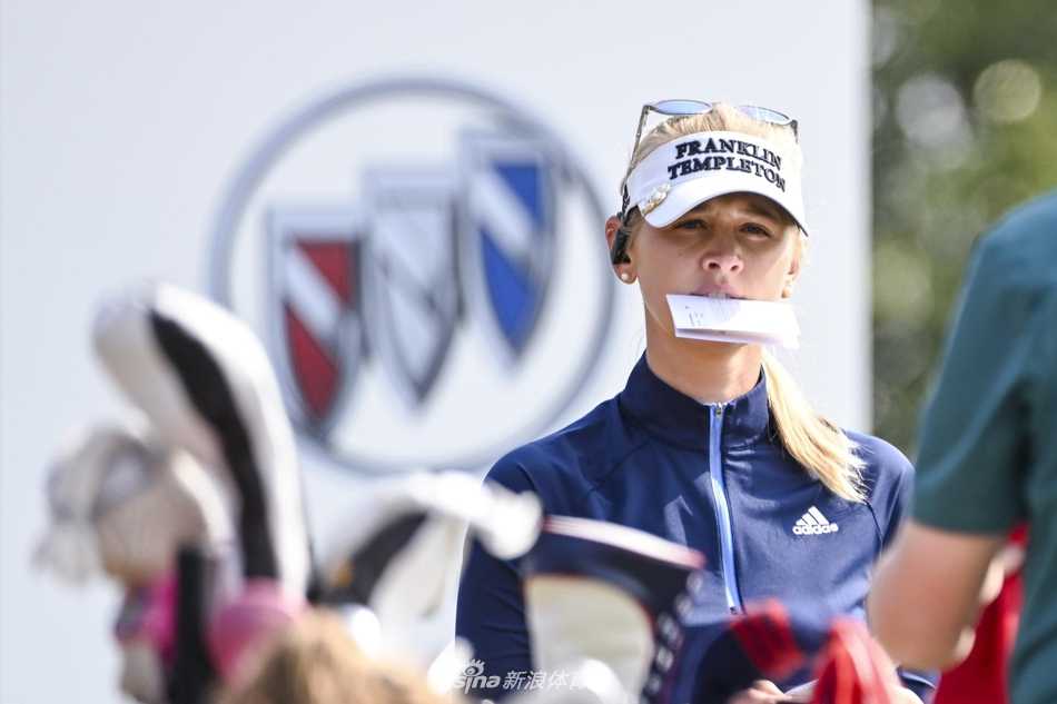 姜孝林高举球杆庆祝胜利，阳光照耀她喜悦的脸庞