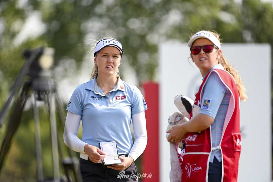 张芸杰挥杆瞬间，白色小球在蓝天背景下飞向果岭