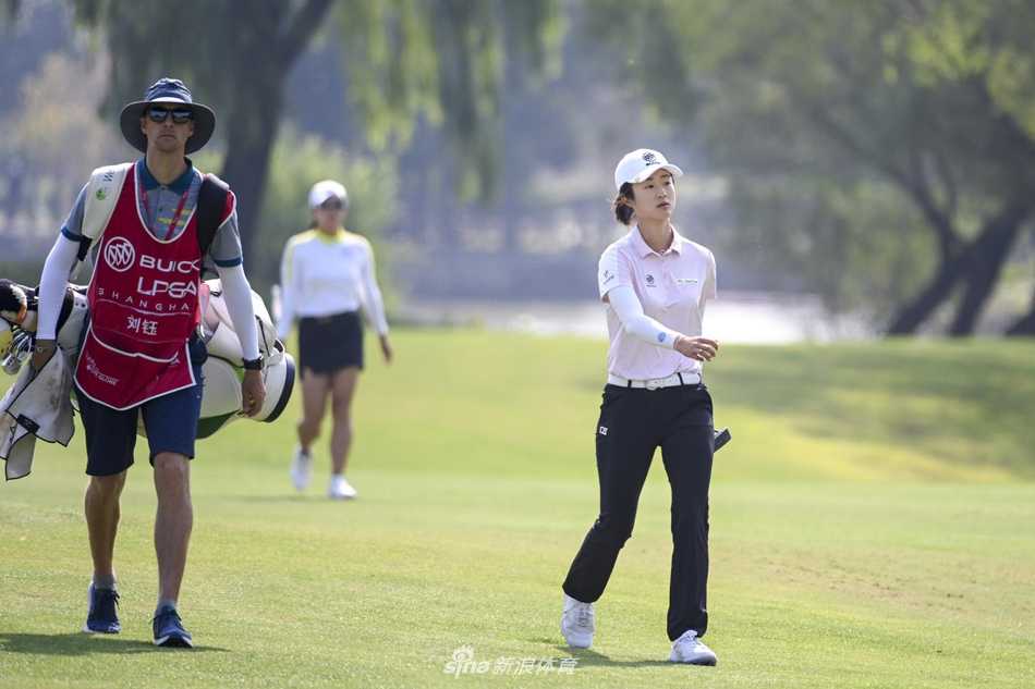 姜孝林专注推杆，果岭背景如画般美丽