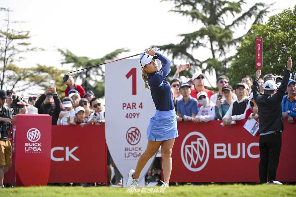 梁熙英与姜孝林亲切拥抱，分享胜利的喜悦