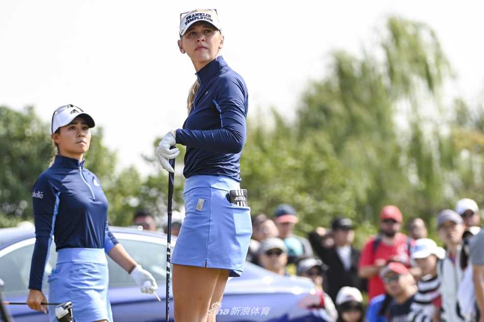 洛佩兹向姜孝林泼水庆祝，水珠在阳光下闪闪发光