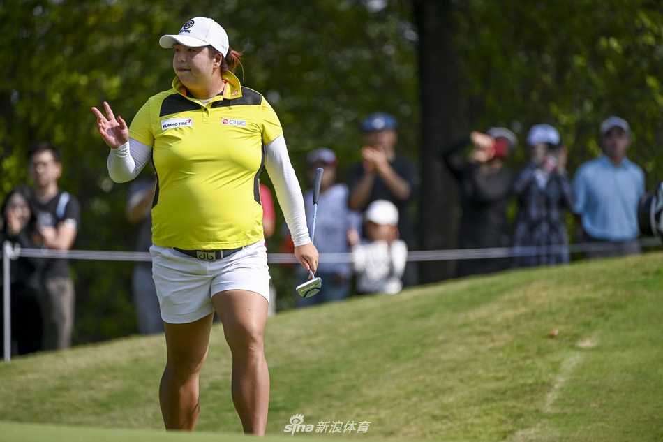 冠军奖杯特写，金属表面反射着胜利的光芒