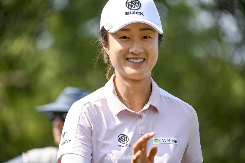 高真荣优雅挥杆，动作流畅如舞蹈