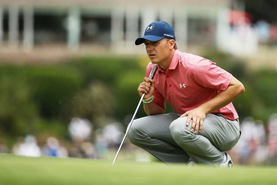 亚当·斯科特在沙坑中果断挥杆，沙花飞溅瞬间小球被成功救出，技术动作干净利落。