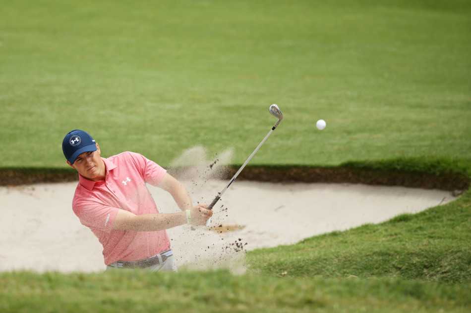 杰夫·奥格维在发球台完成一次教科书般的标准挥杆，身体扭转充满力量，杆头轨迹完美无瑕。