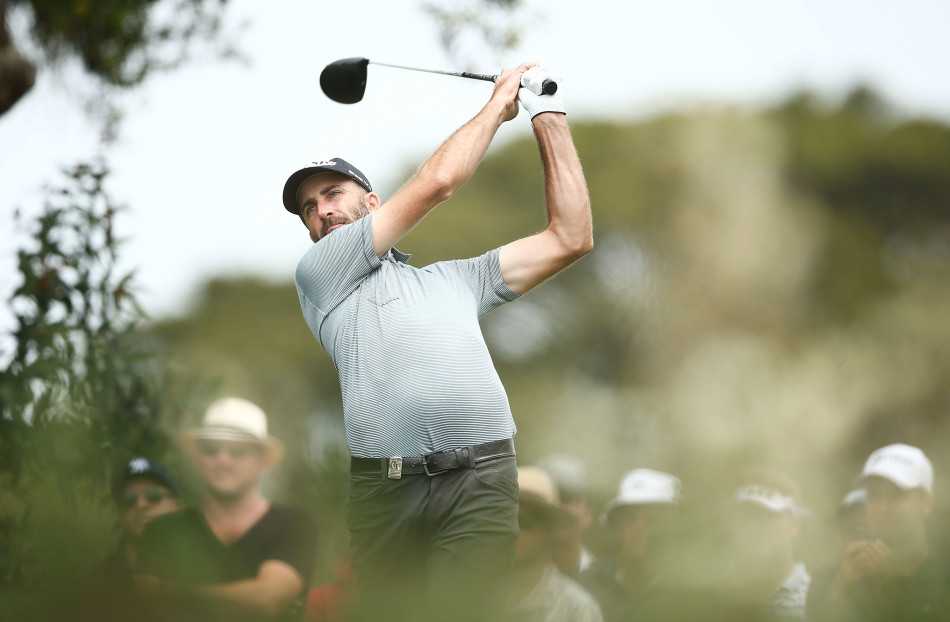 乔丹·斯皮思在长草中评估球位，表情凝重思考如何化解困境，寻找最佳脱困方案。