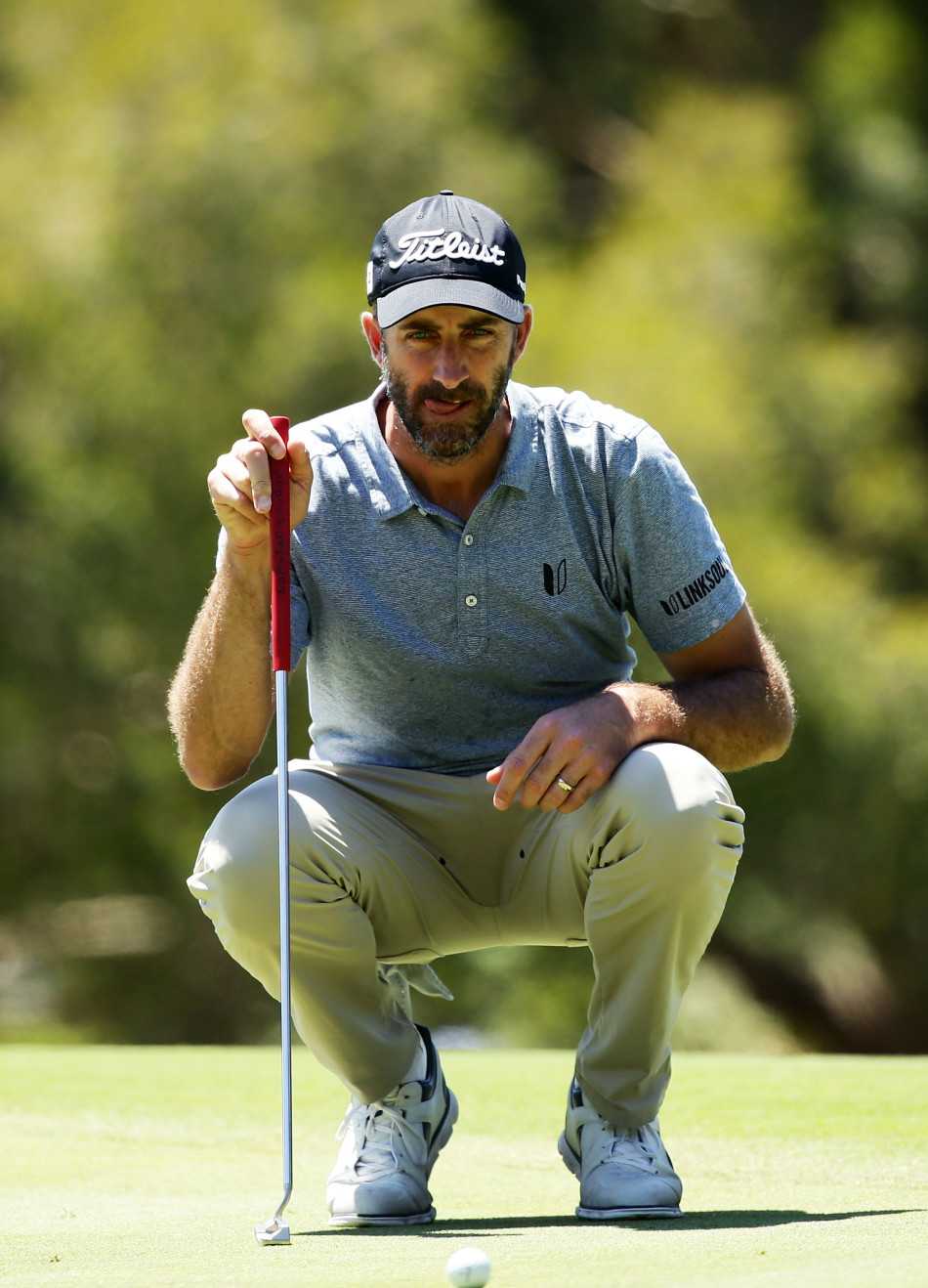 一位球员（根据球包判断可能是亚伦·巴德利）在皇家悉尼球场的经典背景下完成一号木开球，身影与蓝天绿地构成和谐画面。