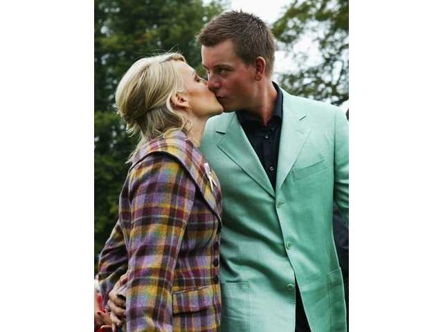 果岭之恋:高球伴侣的温情时刻 在K俱乐部翠绿的草坪背景下,艾玛与伴侣忘情拥吻,喜悦与爱意溢于言表