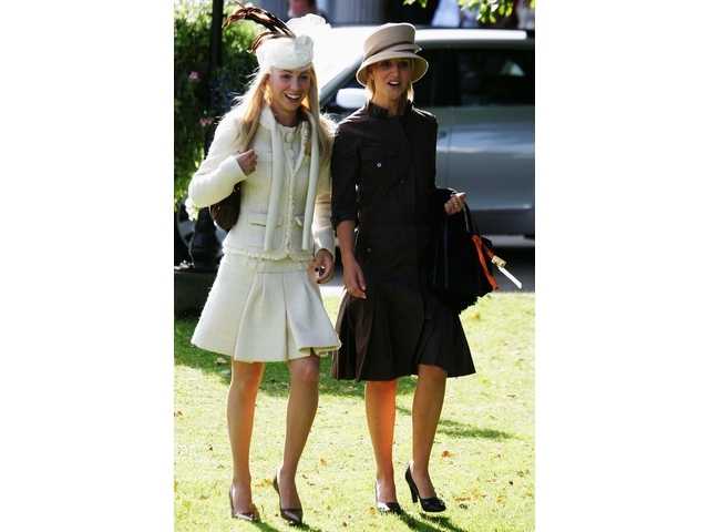 果岭之恋:高球伴侣的温情时刻 比赛间隙,艾玛与伴侣在人群中对视而笑,眼神中充满爱意与理解