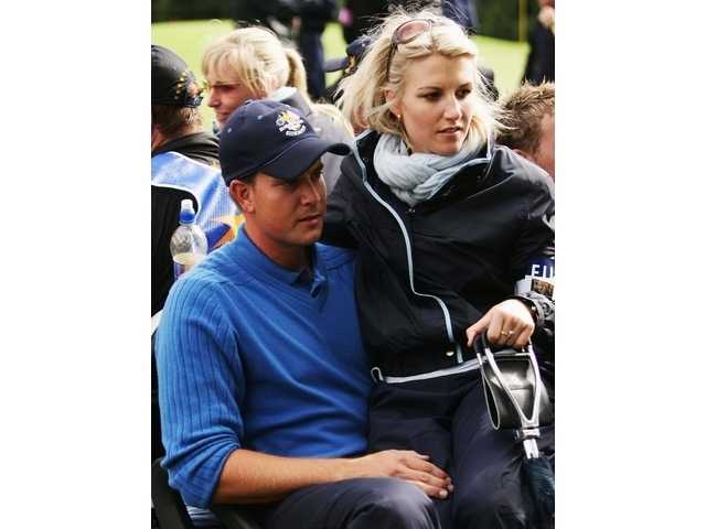 果岭之恋:高球伴侣的温情时刻 比赛现场,艾玛舒适地坐在伴侣腿上观看比赛,神情专注,姿态亲昵而自然