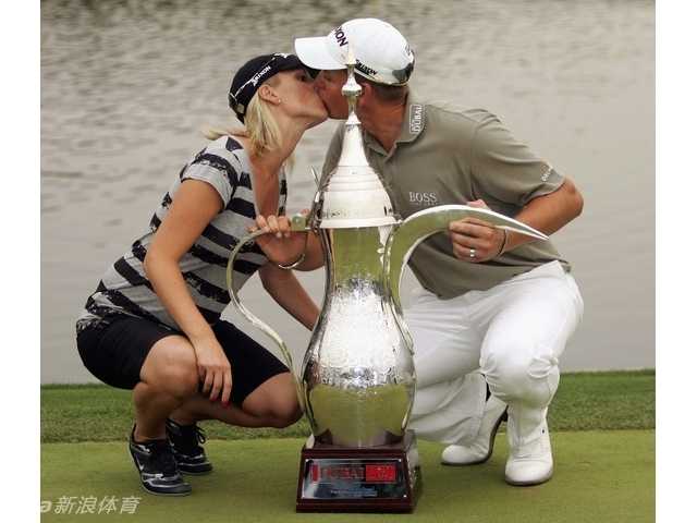 果岭之恋:高球伴侣的温情时刻 迪拜沙漠精英赛夺冠瞬间,艾玛与伴侣在果岭旁深情拥吻,庆祝这来之不易的胜利