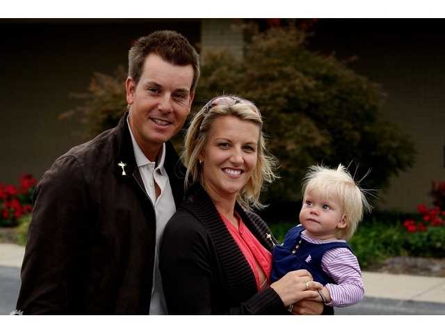 果岭之恋:高球伴侣的温情时刻 在正式场合,艾玛与伴侣并肩站立,衣着得体,面对镜头露出从容而幸福的微笑