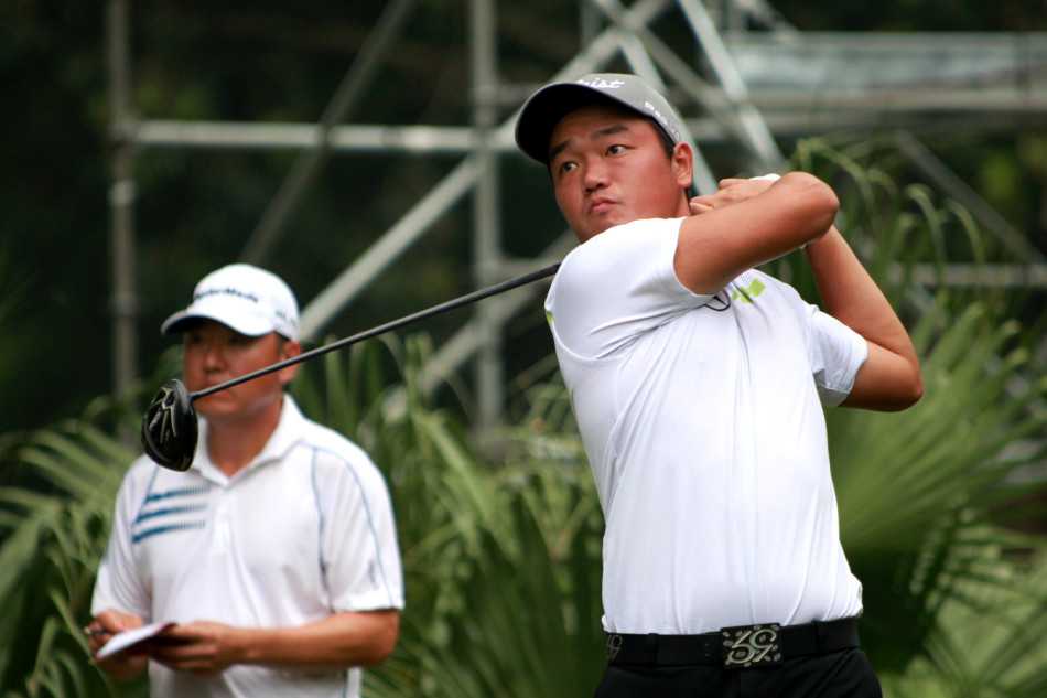 澳门公开赛群星闪耀张连伟收工鸟引喝彩 泰国名将通差贾第在果岭边冷静观察线路,准备一切一推救帕