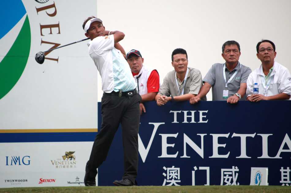 澳门公开赛群星闪耀张连伟收工鸟引喝彩 赛事赞助商威尼斯人酒店的华丽标识在阳光下熠熠生辉,彰显赛事的国际规格