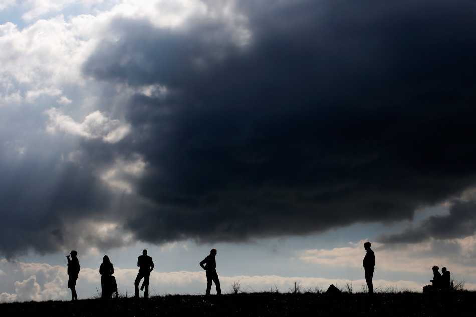 决赛轮关键推杆，球员屏息凝神，球在果岭上滚向洞杯，紧张氛围拉满。