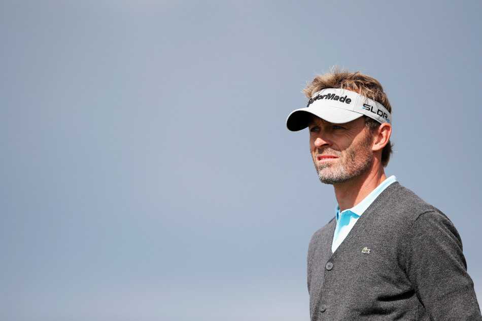 医疗人员携带急救设备迅速跑向事发地点，专业与速度是生命的保障。