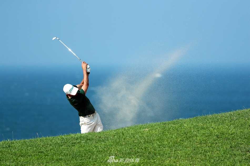 烟台锦标赛烽烟再起 国际群雄逐鹿马山寨 烟台锦标赛次轮,一位球员在碧海蓝天的背景下完成潇洒的一号木开球。