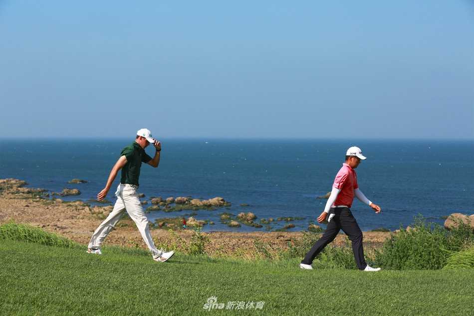 烟台锦标赛烽烟再起 国际群雄逐鹿马山寨 中国业余名将袁也淳在果岭边细致观察推杆线路,凝神准备下一击。