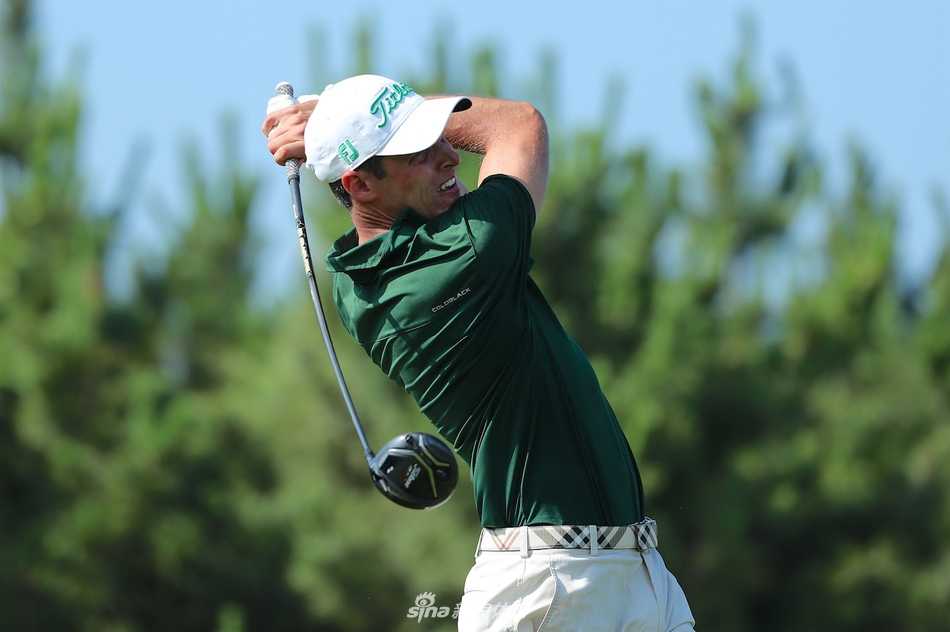 烟台锦标赛烽烟再起 国际群雄逐鹿马山寨 美国球员约瑟夫·温斯洛在烟台锦标赛次轮中沉稳挥杆,目光坚定地望向前方的果岭。