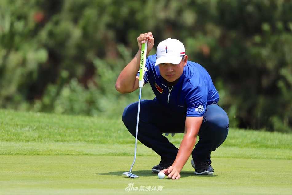 烟台锦标赛烽烟再起 国际群雄逐鹿马山寨 决赛轮开始前,球员与球童在练习果岭上进行最后的推杆热身与交流。