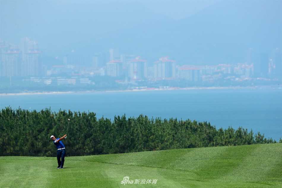 夕阳西下，一位球员在烟台锦标赛的练习场上为明天的比赛做最后准备。