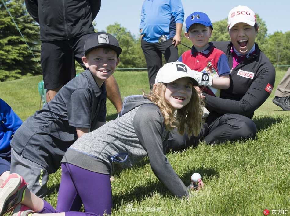 枫叶之国上的微笑对决 阿瑞雅与亨德森的练习日温情瞬间 阿瑞雅在练习果岭旁开怀大笑,阳光洒在她脸上,展现出大赛前的放松与自信