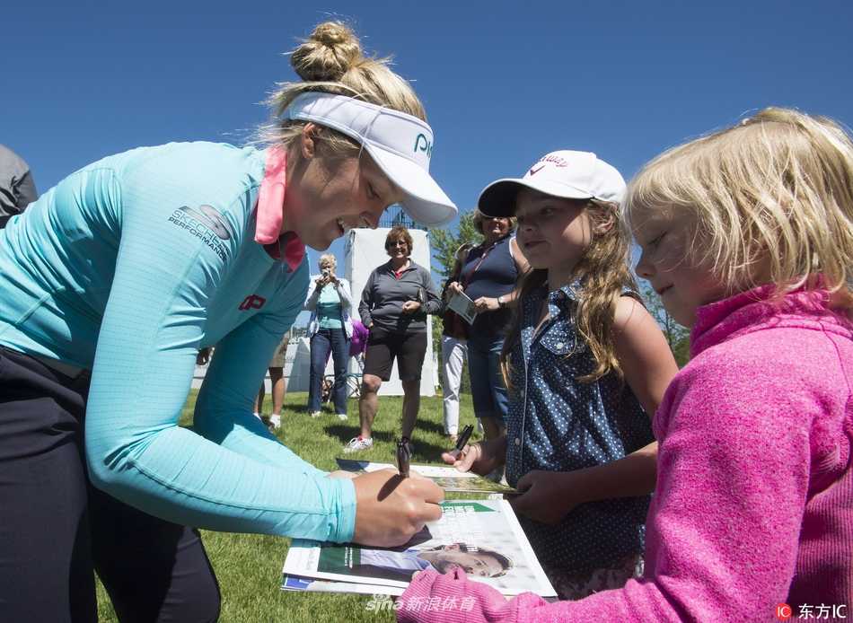 枫叶之国上的微笑对决 阿瑞雅与亨德森的练习日温情瞬间 亨德森弯腰为一位年幼的小球迷签名,神情亲切友善,展现出球星平易近人的一面