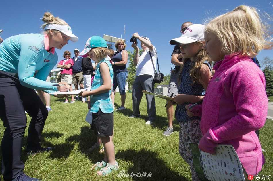 枫叶之国上的微笑对决 阿瑞雅与亨德森的练习日温情瞬间 布鲁克·亨德森专注地进行推杆练习,眼神沉静,动作稳定而流畅