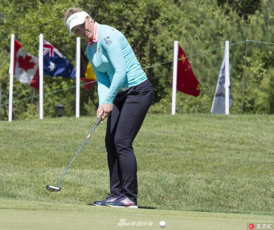 枫叶之国上的微笑对决 阿瑞雅与亨德森的练习日温情瞬间 阿瑞雅蹲下身来,与一位小球迷开心互动,两人脸上都洋溢着纯真的笑容