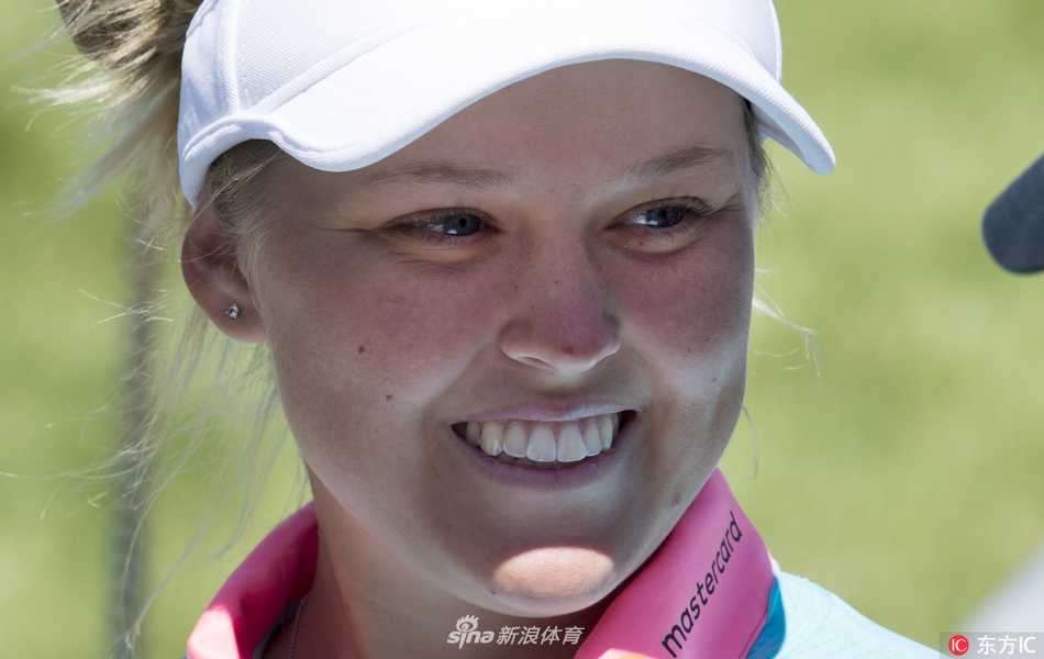 枫叶之国上的微笑对决 阿瑞雅与亨德森的练习日温情瞬间 亨德森在练习轮中从容挥杆,背景是典型的北美高尔夫球场景色,彰显其主场作战的从容