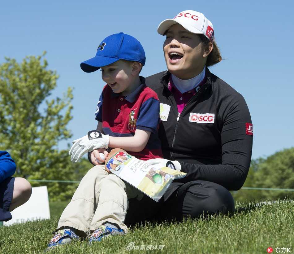 枫叶之国上的微笑对决 阿瑞雅与亨德森的练习日温情瞬间 阿瑞雅与亨德森在练习日并肩同行,边走边交流,气氛轻松融洽