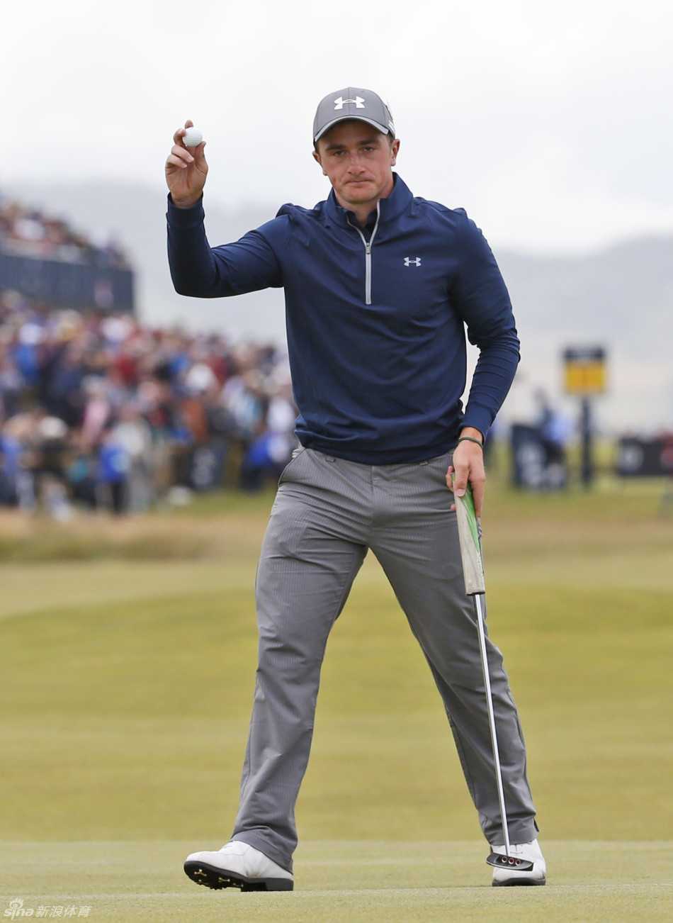 阳光下，保罗·邓恩全力挥杆，身姿舒展如弓，球杆划破空气的瞬间充满张力。