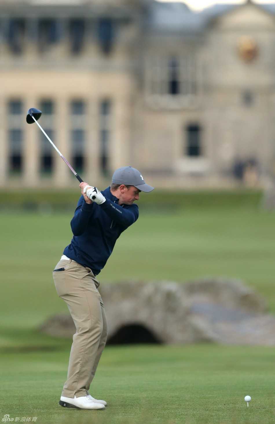 保罗·邓恩在果岭上仔细阅读推杆线路，手指轻抚草叶，神情如同棋手思索决胜一招。