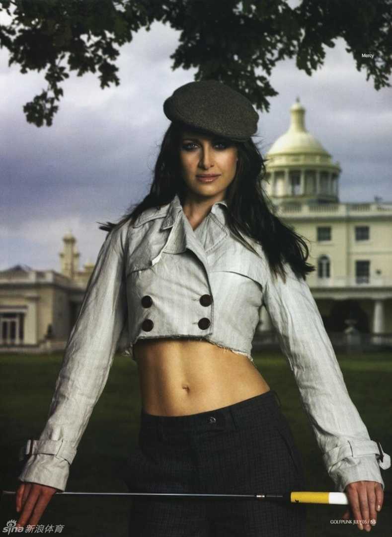 柯丝蒂·加拉切尔身着复古风格连衣裙，在镜头前展露标志性的心形嘴唇微笑，优雅而迷人。