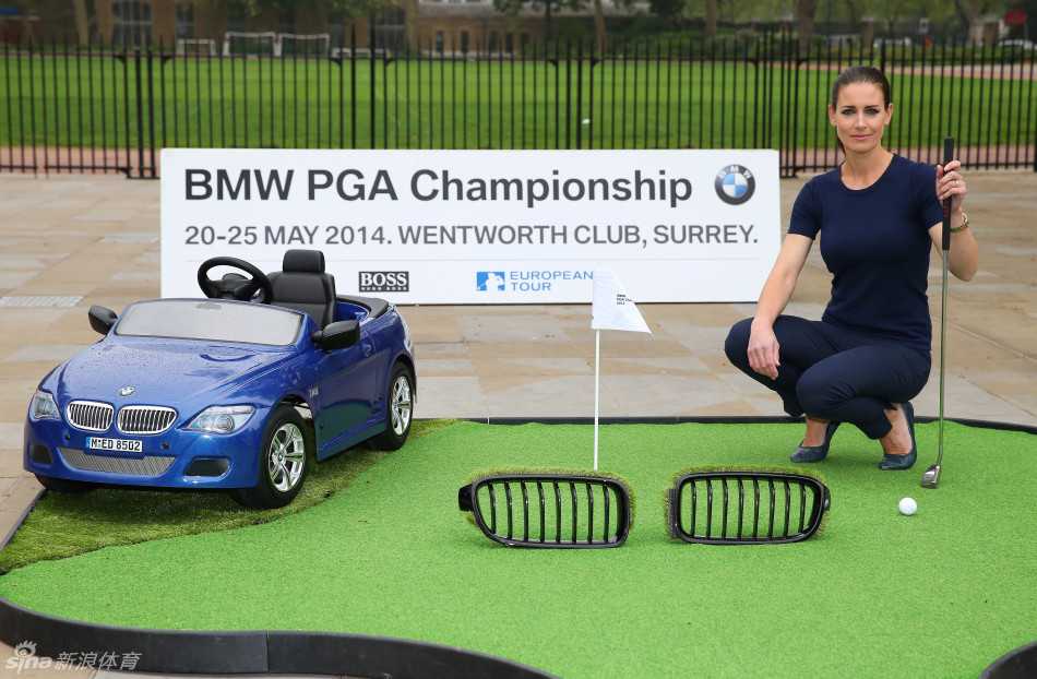 柯丝蒂·加拉切尔在户外草坪上进行身体拉伸，阳光洒落，动作舒展而充满力量感。