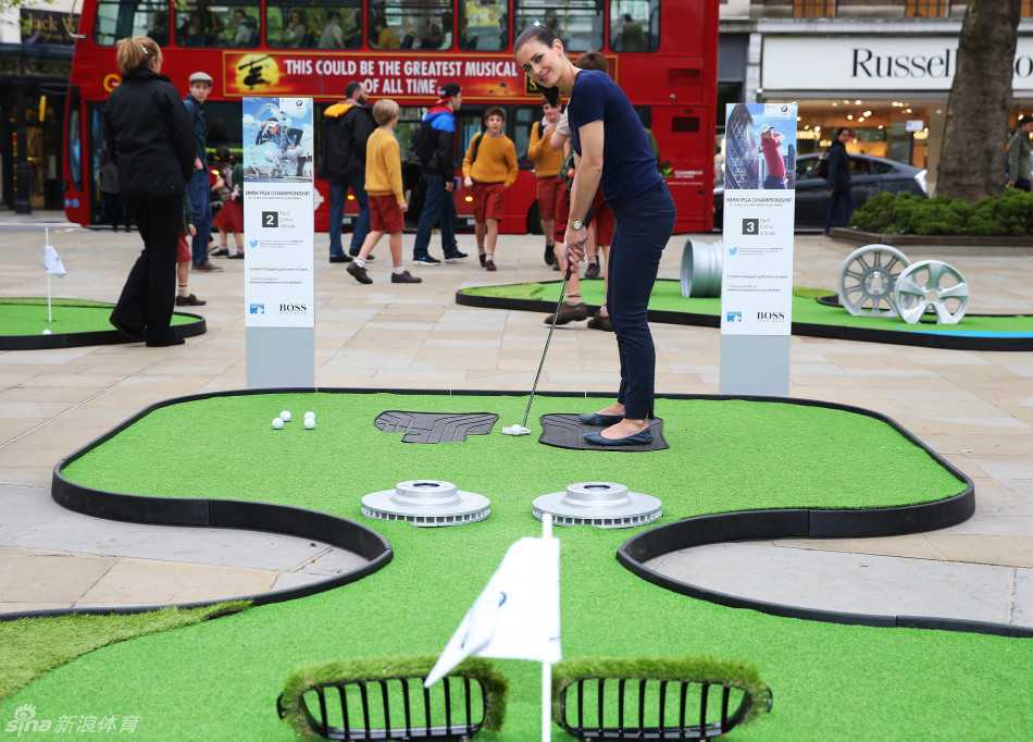 柯丝蒂·加拉切尔在摄影棚内拍摄时尚杂志大片，姿态从容，展现出专业的镜头表现力。