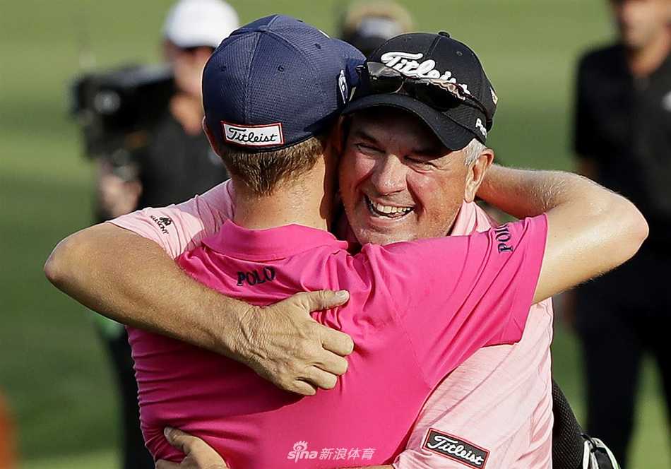 父爱挥杆,温情果岭高尔夫巨星与父亲的传承瞬间 布鲁克斯·科普卡与父亲在果岭边并肩而行,父亲手指远方似乎在分析球道策略,科普卡侧耳倾听,展现硬汉外表下的尊重与信赖。