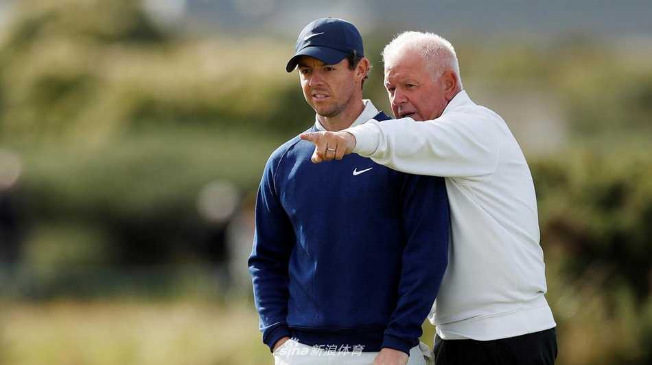 父爱挥杆,温情果岭高尔夫巨星与父亲的传承瞬间 肖恩·劳瑞与父亲在庆祝时刻紧紧拥抱,父亲的笑容里满是自豪,劳瑞则将头深埋父亲肩头,这一刻的温情超越了所有冠军的荣耀。
