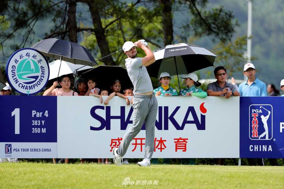 美国球员查利·萨克森在球道上优雅挥杆，白色小球划过蓝天，飞向远方的果岭。