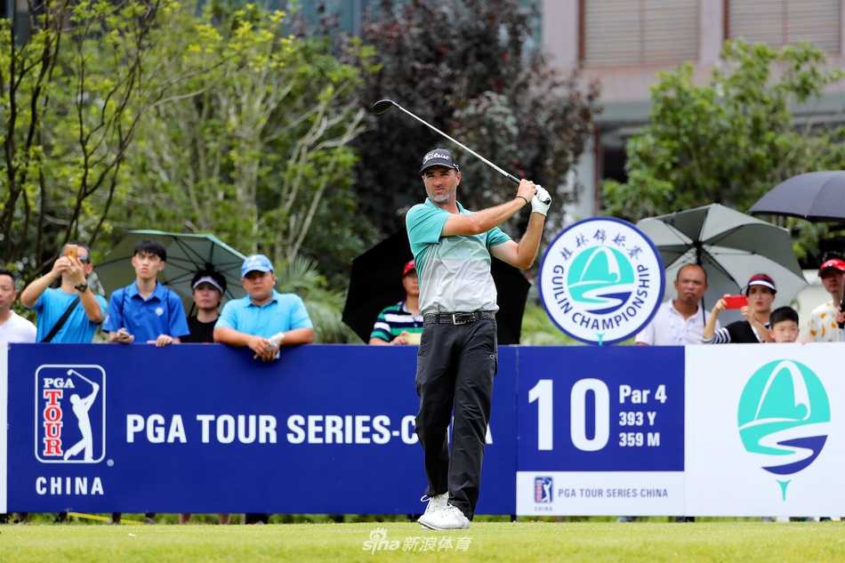 观众们在风景如画的赛场边驻足观看，沉浸在紧张而精彩的高尔夫比赛氛围中。