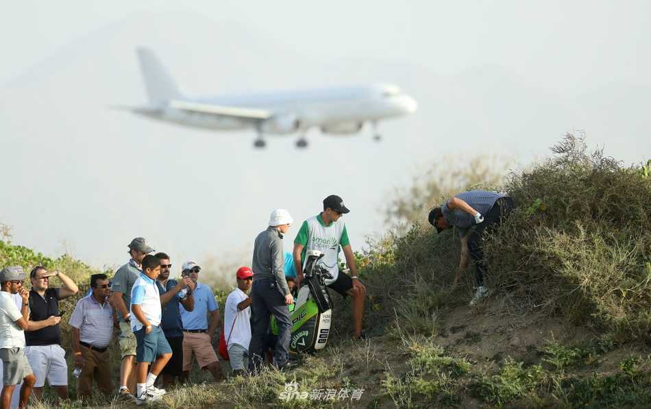 冠军北山在第十八洞果岭举起奖杯瞬间，背景是欢呼的人群与夕阳余晖，他脸上洋溢着难以置信的喜悦与解脱。