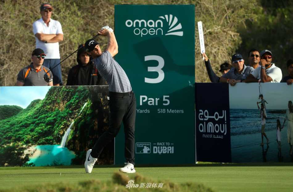 比赛结束后，夕阳将球场染成金色，工作人员在空旷的果岭上整理，宁静取代了日间的竞技喧嚣。